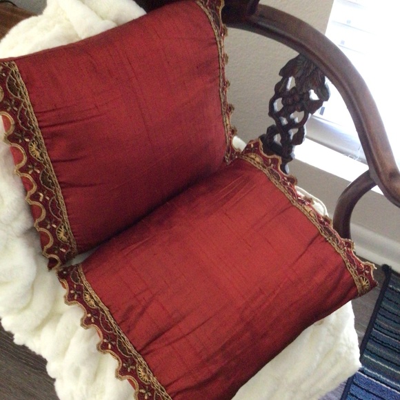 ADI Classics Pillows (2) - Picture 3 of 8